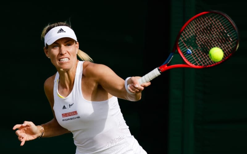 German tennis player Angelique Kerber in action against Poland's Magda Linette during their women's singles tennis match during Wimbledon Tennis tournament 2022. Frank Molter/dpa