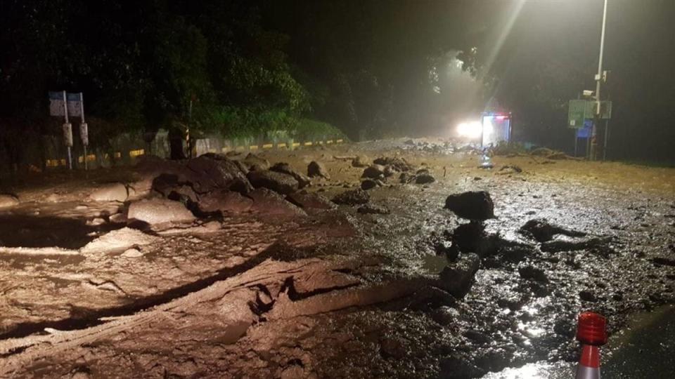 陽明山陽金公路中興路口出現落石。（圖／翻攝自陽明山國家公園官方臉書）