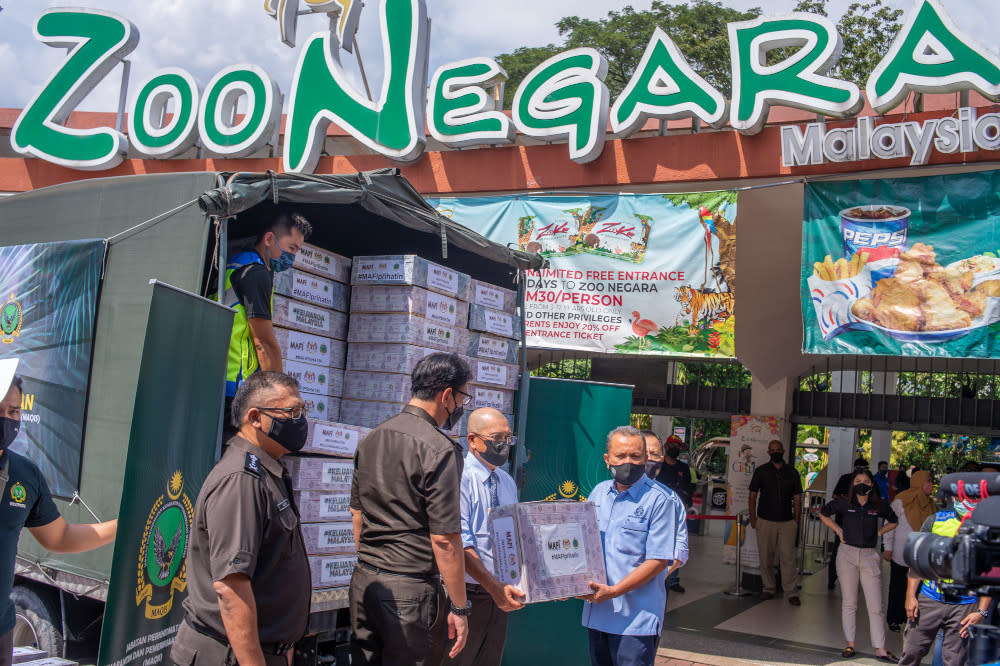 Agriculture And Food Industries Minister Datuk Seri Ronald Kiandee handing over the donated meat to Zoo Negara, October 26, 2021. — Picture by Shafwan Zaidon