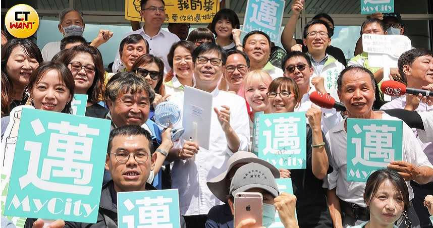 民進黨高雄市長候選人陳其邁今早前往高雄市選委會進行市長補選登記，現場有許多邁粉到場力挺。（圖／記者宋岱融攝）