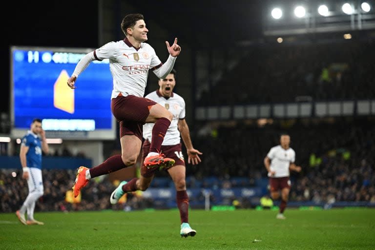 El festejo de Julián Álvarez luego de convertir el 2-1 para Manchester City en su visita a Everton.