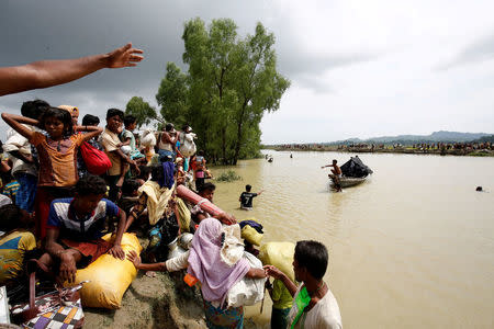 Rohingya refugees wait for boat to cross a canal after crossing the border through the Naf river in Teknaf, Bangladesh, September 7, 2017. REUTERS/Mohammad Ponir Hossain