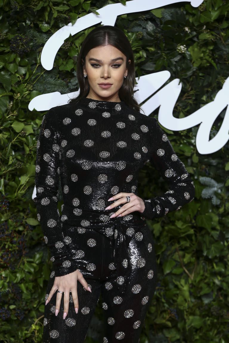 Hailee Steinfeld, en un mono de H