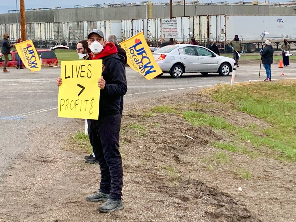 This photo shows a union protest last year at Cargill's beef-processing facility near High River, Alta. Workers at the plant continue to have COVID-related health and safety concerns, says the United Food and Commercial Workers union. (Dan McGarvey/CBC - image credit)