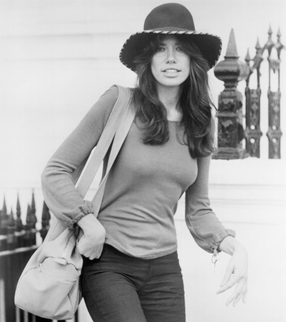 Singer/songwriter Carly Simon poses for a portrait circa 1975.