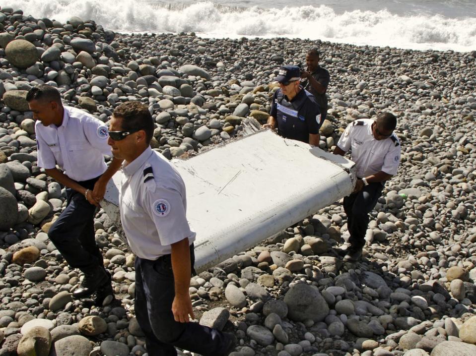 Se han recuperado varios fragmentos de los escombros del avión a lo largo de los años, algunos supuestos, otros confirmados como partes del vuelo MH370 (Netflix)