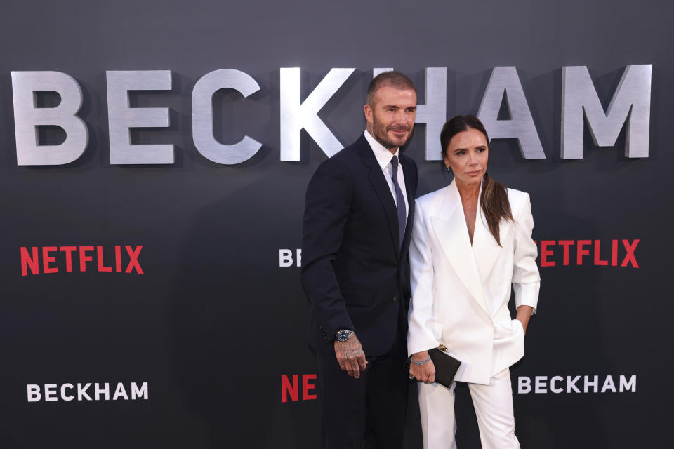 David Beckham, izquierda, y Victoria Beckham posan a su llegada a la alfombra roja de la serie documental 'Beckham' el martes 3 de octubre de 2023 en Londres. (Foto AP/Vianney Le Caer)