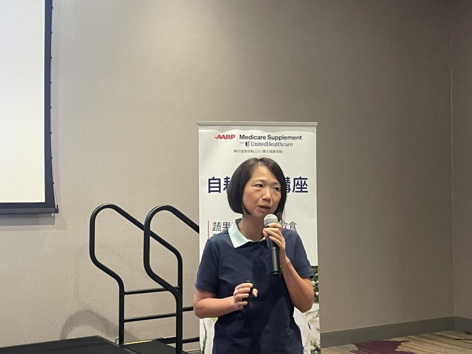 聯合健康保險紅藍卡資訊講師陳文珊（Gwen Chen）介紹「傳統紅藍卡/聯邦醫療保險輔助計畫」。（記者朱敏梓╱攝影）