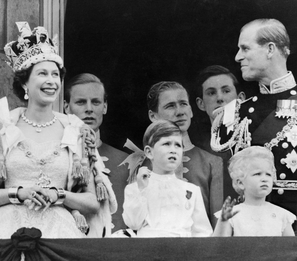 Die königliche Familie auf dem Balkon des Buckingham Palastes in London, aufgenommen nach der Krönung am 2. Juni 1953. (Foto von Daily Mirror/Mirrorpix/Mirrorpix via Getty Images)