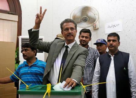 Waseem Akhtar, mayor nominee of Muttahida Qaumi Movement (MQM) political party, gestures as he casts his ballot for mayor at the Municipal Corporation Building in Karachi, Pakistan, August 24, 2016. REUTERS/Akhtar Soomro