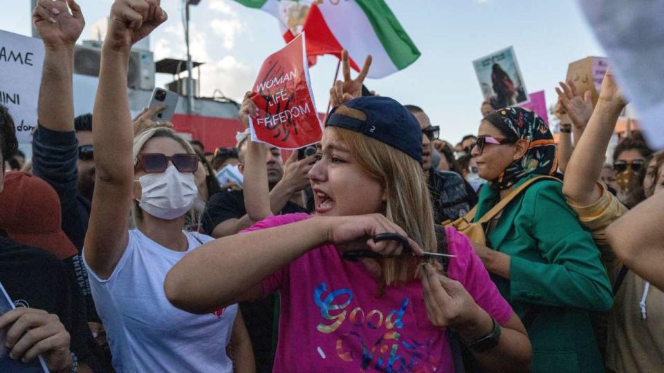 Le 2 octobre, une manifestante s’est coupée les cheveux lors d’une manifestation à Istanbul contre le régime iranien et en soutien aux femmes iraniennes, après la mort de la jeune Iranienne kurde Mahsa Amini.