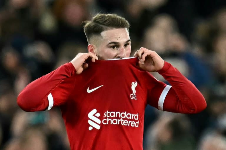 El centrocampista argentino del Liverpool Alexis MacAllister se lamenta tras la derrota por 2-0 en la cancha del Everton, en la 29ª jornada de Premier League, el 24 de abril de 2024 en Goodison Park, Liverpool. (Paul ELLIS)