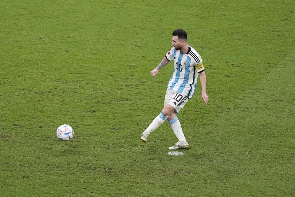 El argentino Lionel Messi anota de penal ante Holanda en la tanda desde los 11 metros en los cuartos de final del Mundial, el viernes 9 de diciembre de 2022, en Lusail, Qatar. (AP Foto/Ariel Schalit)