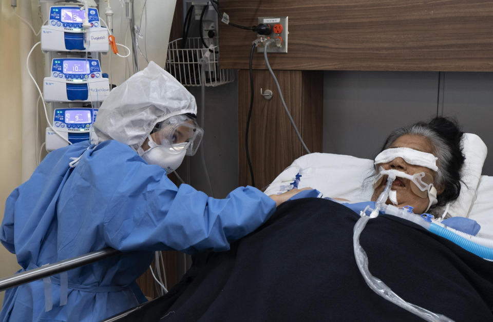 A health worker treats a gravely ill patient at the Ajusco Medio General Hospital which is designated for COVID-19 cases only, in Mexico City, Tuesday, Aug. 31, 2021. (AP Photo/Marco Ugarte)