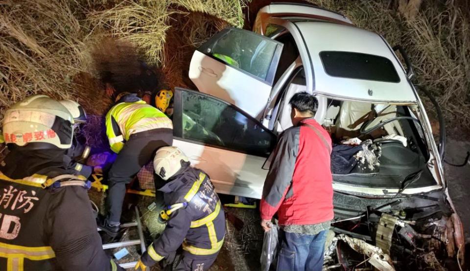 國三沙鹿路段前晚發生轎車撞毀護欄翻落邊坡車禍，台中市消防局緊急搶救。（記者陳金龍翻攝）