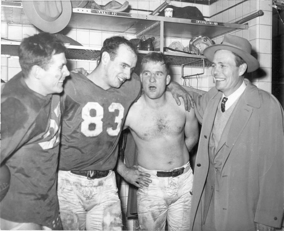 Escena del vestuario del Campeonato de Detroit de 1953: De izquierda a derecha en el vestuario del estadio Briggs después de la victoria del campeonato de 1953 de los Lions, están Doak Walker, Jim Doran, Bobby Layne y el entrenador en jefe Buddy Parker.  Los Lions estaban abajo 16-10 en los minutos finales y Layne llevó a los Lions 80 yardas a la victoria cuando golpeó al ala cerrada Jim Doran con un pase de touchdown de 33 yardas.