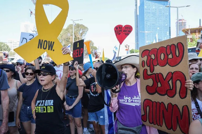 Familiares y simpatizantes de los rehenes israelíes retenidos por militantes palestinos en la Franja de Gaza desde octubre levantan banderas y pancartas durante una manifestación pidiendo su liberación en Tel Aviv el 2 de septiembre de 2024, en medio del conflicto en curso en la Franja de Gaza entre Israel y el movimiento militante palestino Hamas. 