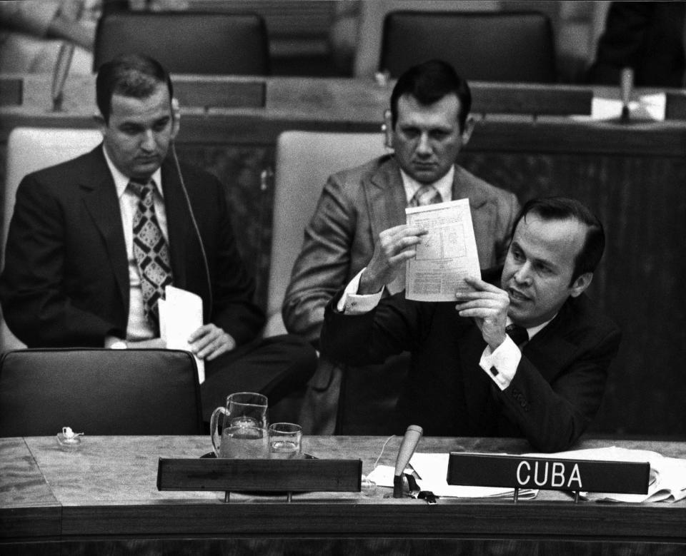 Ricardo Alarcón, el representante de Cuba ante las Naciones Unidas, pronuncia un discurso el 18 de agosto de 1972 en la sede de la ONU en Nueva York en el que denunció que Puerto Rico había estado bajo dominio colonial estadounidense durante 73 años. (Eddie Hausner/The New York Times).