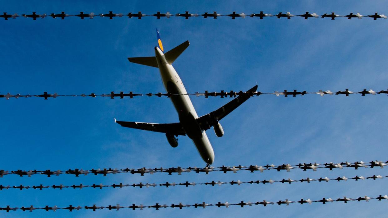 Laut einem Medienbericht wurden im laufenden Jahr bis Ende Mai von rund 23 900 angekündigten Abschiebungen nur rund 11 100 vollzogen. Foto: Julian Stratenschulte/Symbolbild