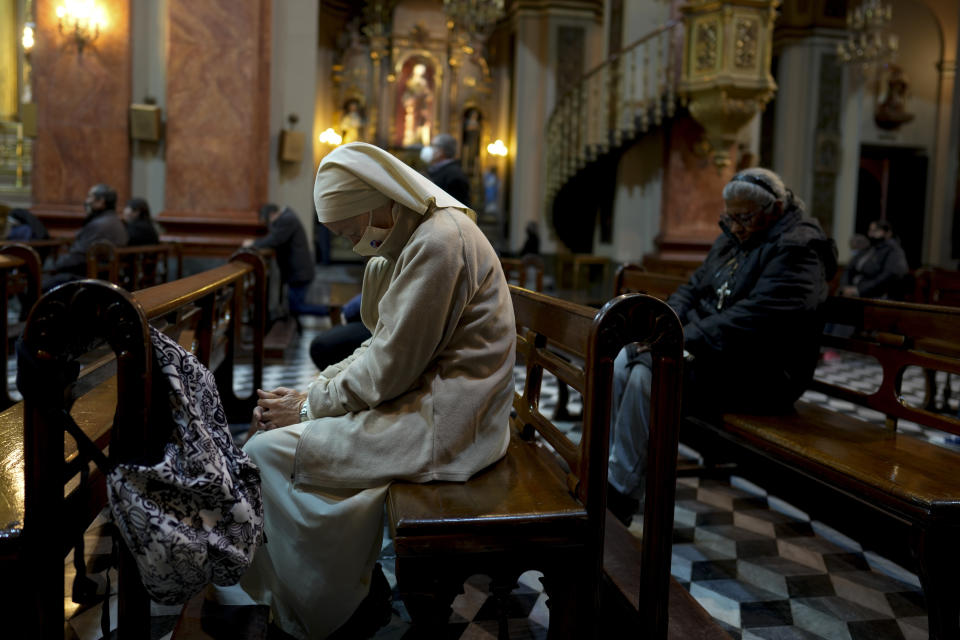 ARCHIVO - Una monja reza en la catedral de Salta, Argentina, el 2 de mayo de 2022. Un tribunal argentino dictaminó el jueves 4 de abril de 2024 que el arzobispo de Salta Mario Antonio Cargnello y otros tres funcionarios de la iglesia cometieron diferentes formas de violencia contra las monjas del Convento de San Bernardo. (AP Foto/Natacha Pisarenko, Archivo)