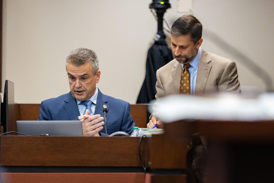 Charlie Adelson's defense attorney Daniel Rashbaum shares his notes with TPD Sgt. Chris Corbitt during cross examination on Tuesday, Oct. 31, 2023.