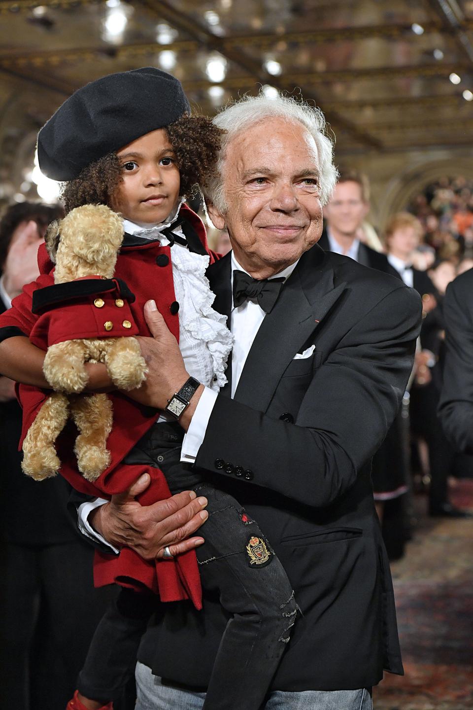 <h3>RALPH LAUREN</h3><p>美國精神的最佳代表品牌Ralph Lauren，今年歡慶50周年生日，特別選在紐約中央公園裡舉行慶祝大秀。Ralph Lauren經典設計如軍裝、蘇格蘭格紋、常春藤學院風、運動、狩獵及美國西部風情，都精采重現。模特兒以夫妻、朋友或家人的形式呈現，象徵生生不息的薪火相傳。</p><cite>Getty Images</cite>