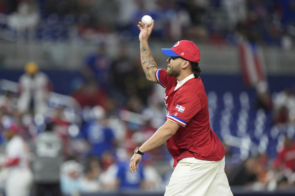 El cantante Prince Royce lanza la primera bola ceremonial antes del comienzo de un partido de la Serie del Caribe entre Puerto Rico y República Dominicana el sábado 3 de febrero de 2024, en Miami. Prince Royce lanzó su álbum "Llamada perdida" el 16 de febrero. (Foto AP/Wilfredo Lee)