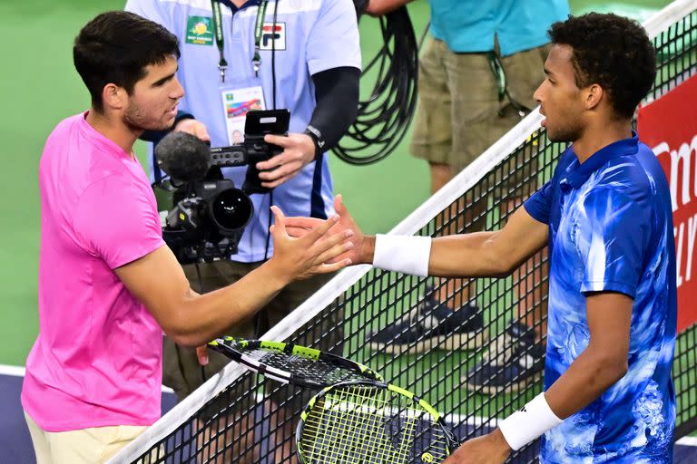 Spain's Carlos Alcaraz (L) greets Canada's Felix Auger-Aliassime at the net following Alcaraz's victory during their Indian Wells Masters quarter-final tennis match in Indian Wells, California, on March 16, 2023. (Photo by Frederic J. BROWN / AFP)