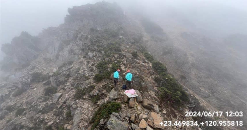 男子登玉山墜崖身亡，救援隊連夜行動完成救援。（圖／翻攝畫面)