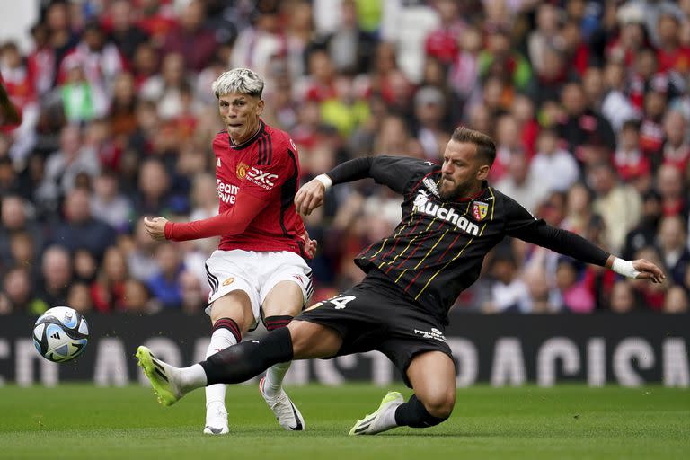 Alejandro Garnacho intenta avanzar ante la marca de Jonathan Gradit, de Lens, en el partido amistoso que Manchester United ganó por 3-1 en Old Trafford.