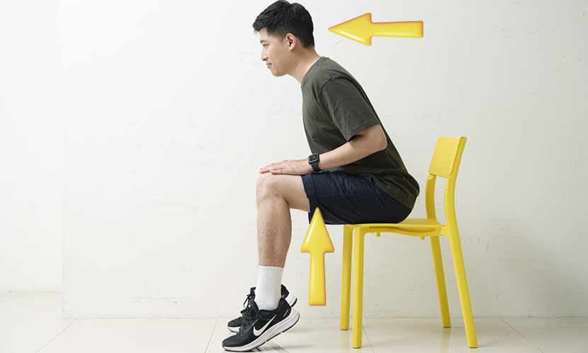 久坐族可以坐著、上身稍微前傾、胸口往膝蓋靠，將身體重量集中在小腿上，再搭配踮腳尖的動作。圖片來源 / 陳德信攝