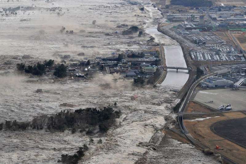 311浩劫十周年。圖為2011年3月，東日本大地震引發海嘯席捲福島第一核電廠，釀成福島核災。（AP）