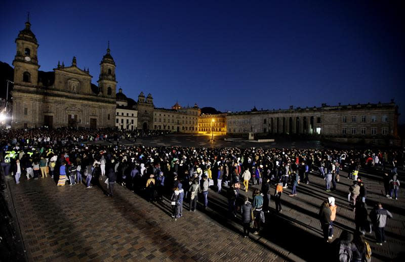 Hacia las tres de la madrugada comenzaron a llegar a la céntrica y conocida plaza de Bolívar las 6.132 personas que participaron de la actividad y posaron sin ropa para el fotógrafo estadounidense. FOTO: Leonardo Muñoz (EFE)