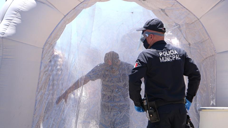 El gobierno de la ciudad mexicana de Nogales, fronteriza con EEUU, instaló 'túneles sanitizantes' en los que deben entrar toda persona que entre desde el lado estadounidense. (Twitter/GobNogales)