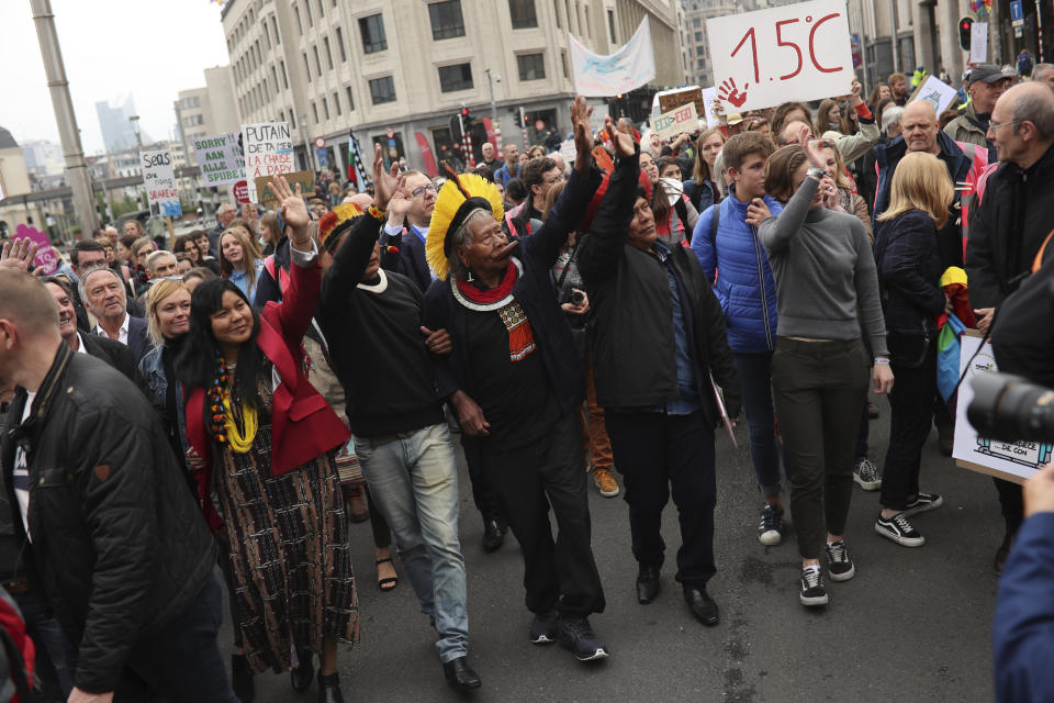 ARCHIVO - El líder indígena Raoni Metuktire, en el centro, asiste a una marcha climática en Bruselas, el viernes 17 de mayo de 2019. Tras regresar a Brasil en mayo, el jefe de los kayapó cortó lazos con el cineasta Jean-Pierre Dutilleux (AP Foto/Francisco Seco, Archivo)