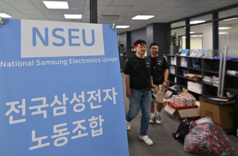Unos miembros del Sindicato Nacional de Samsung Electronics, fotografiados en su oficina, cerca del Campus Giheung de la compañía, en Yongin, Corea del Sur, el 10 de julio de 2024 (Jung Yeon-je)