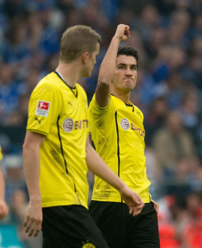 Dortmund's Nuri Sahin (R) celebrates scoring his side's second goal with teammate Sven Bender during the German Bundesliga soccer match between FC Schalke 04 and Borussia Dortmund at the Veltins Arena. picture alliance / dpa