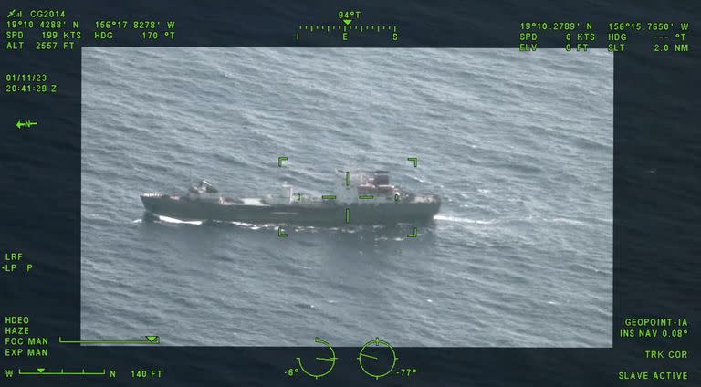 Esta imagen tomada de un video facilitado por el Distrito 14 de Hawai Pacífico de la Guardia Costera de Estados Unidos y fechada en enero de 2023 muestra un buque de vigilancia ruso patrullando frente a la costa de Hawai.