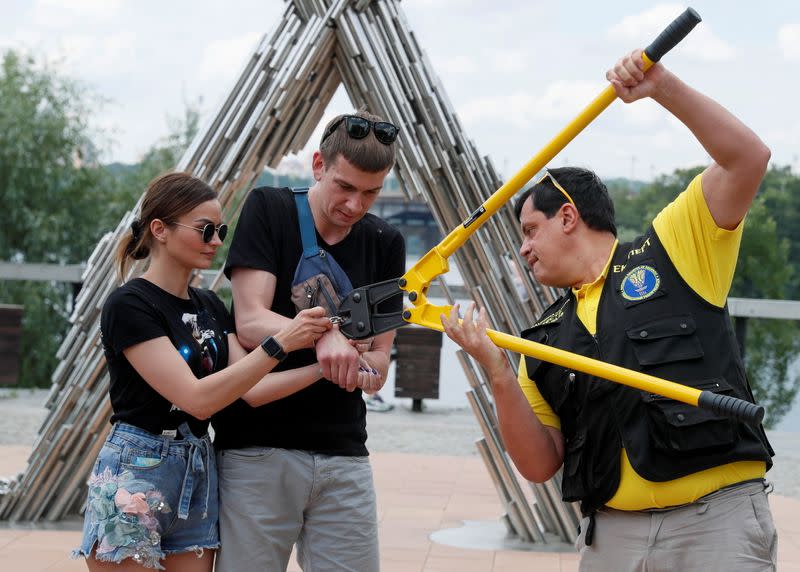 Alexandr Kudlay and Viktoria Pustovitova, who handcuffed themselves and spent 123 days together, split up in Kyiv