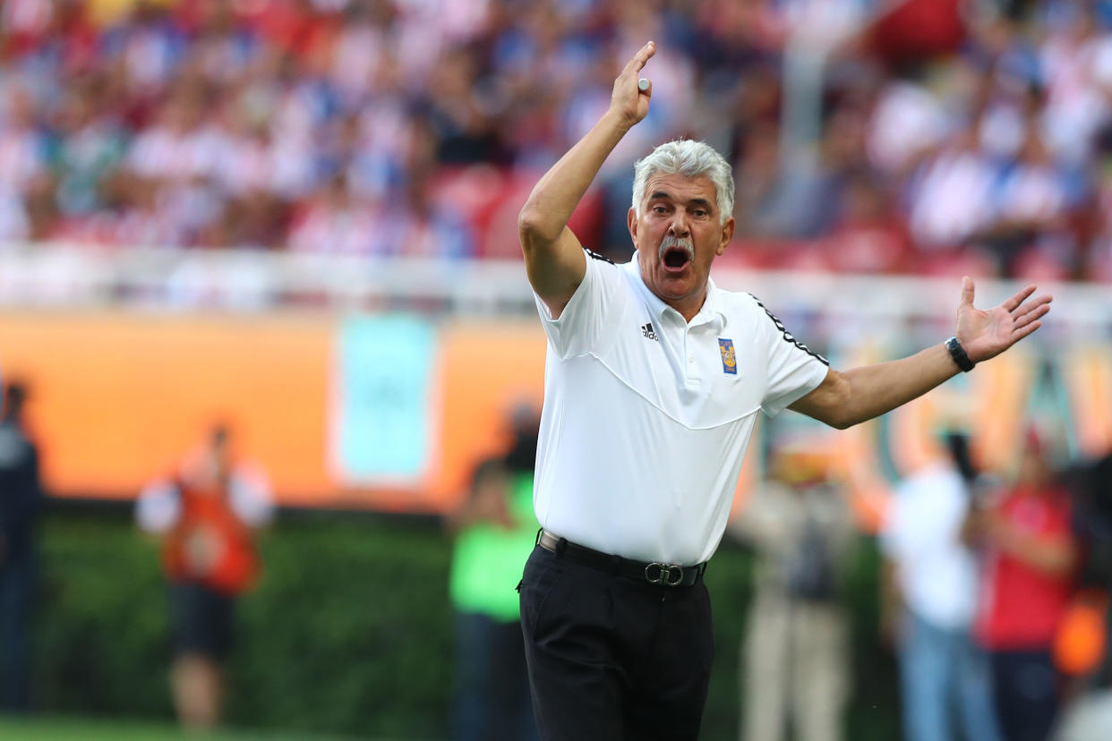 ZAPOPAN, MEXICO - JULY 28: Ricardo Ferretti, coach of Tigres gives instructions to his players during the 2nd round match between Chivas and Tigres UANL as part of the Torneo Apertura 2019 Liga MX at Akron Stadium on July 28, 2019 in Zapopan, Mexico. (Photo by Refugio Ruiz/Getty Images)