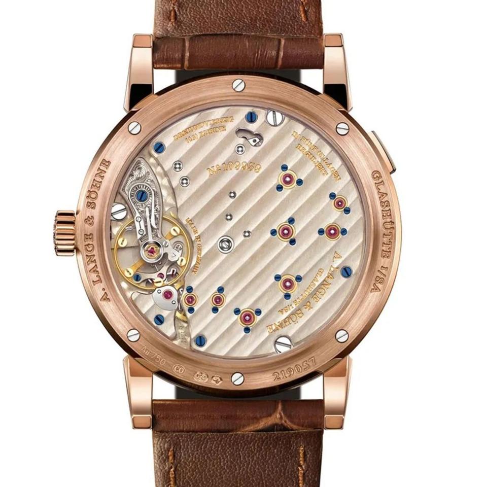 德國朗格製錶工藝中非常典型的「四分之三夾板」「K金套筒」「藍鋼螺絲」與「鵝頸式微調」結構。