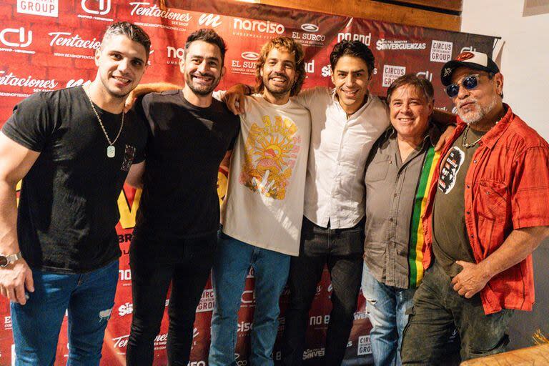 El renovado elenco de Sinvergüenzas posó para la foto en su presentación: Alexis “El Cone” Quiroga, Tucu López, Benjamín Alfonso, Alejandro Cupito, Carna y Juan Palomino