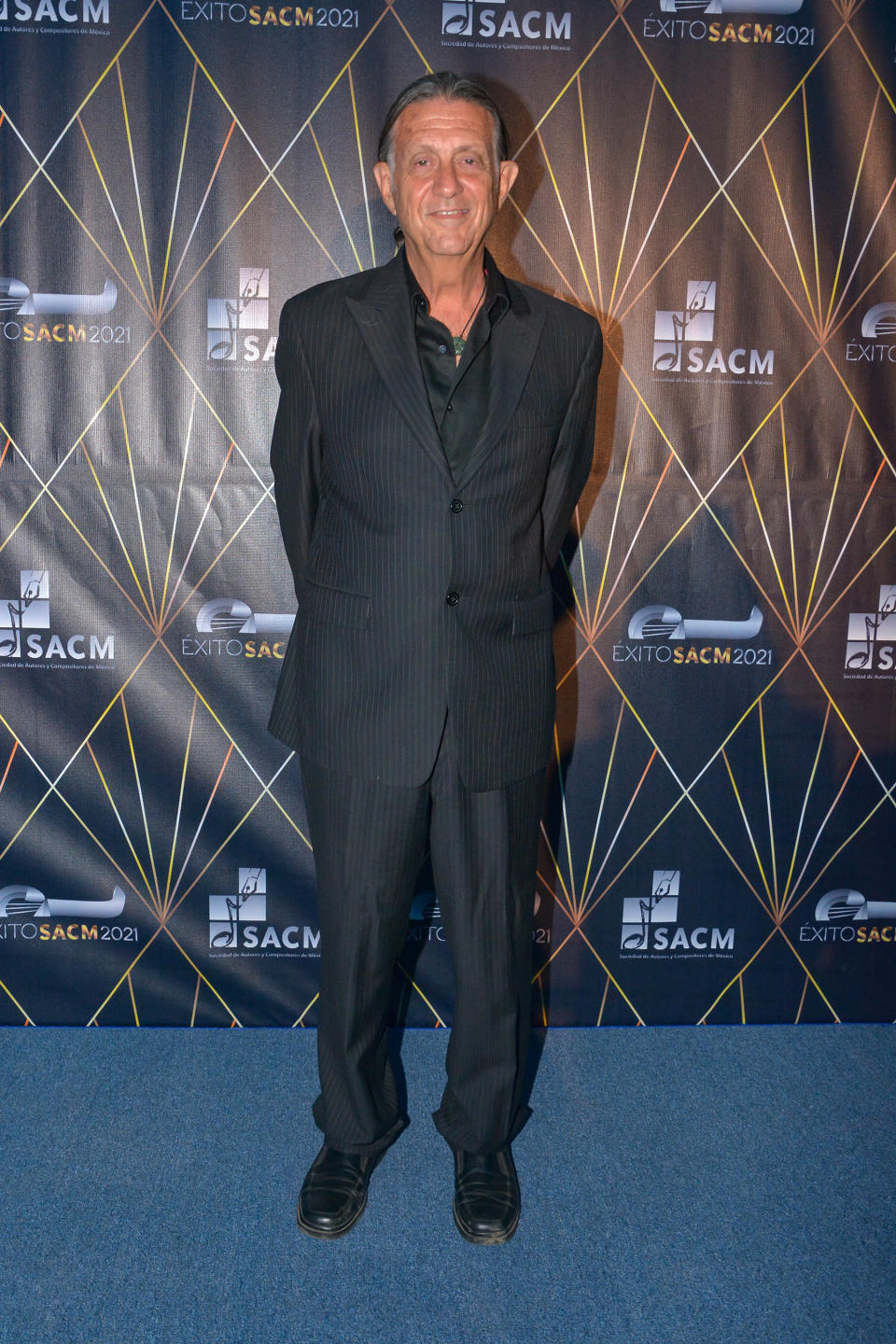 MEXICO CITY, MEXICO - OCTOBER 27: Memo Méndez Guiu pose for photo during the red carpet of the Premio Exito SACM 2021 at Centro Cultural ROverto Cantoral on October 27, 2021 in Mexico City, Mexico. (Photo by Medios y Media/Getty Images)