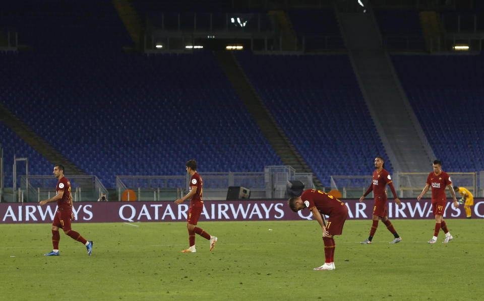 Jugadores de la Roma al término del partido de la Serie A italiana contra el Udinese, en el estadio olímpico de Roma, el jueves 2 de julio de 2020. Udinese ganó 2-0. (AP Foto/Riccardo de Luca)