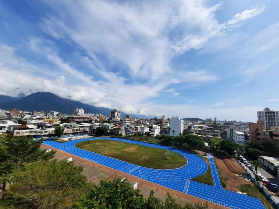 花蓮縣學校操場大翻新，圖為化仁國中去年新建的PU跑道。（花蓮縣政府提供）