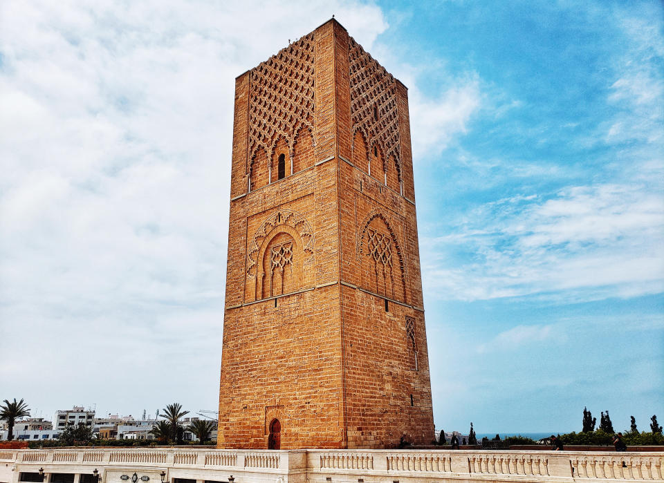 <p>El sultán almohade Yaqub al-Mansur planeó construir en Rabat la mezquita más grande del mundo en el siglo XII, pero las obras fueron abandonadas tras su muerte en 1199. En principio la torre iba a medir más de 60 metros, pero se quedó en los 44 y el templo acabó siendo un bosque de gruesas columnas. (Foto: Getty Images).</p> 