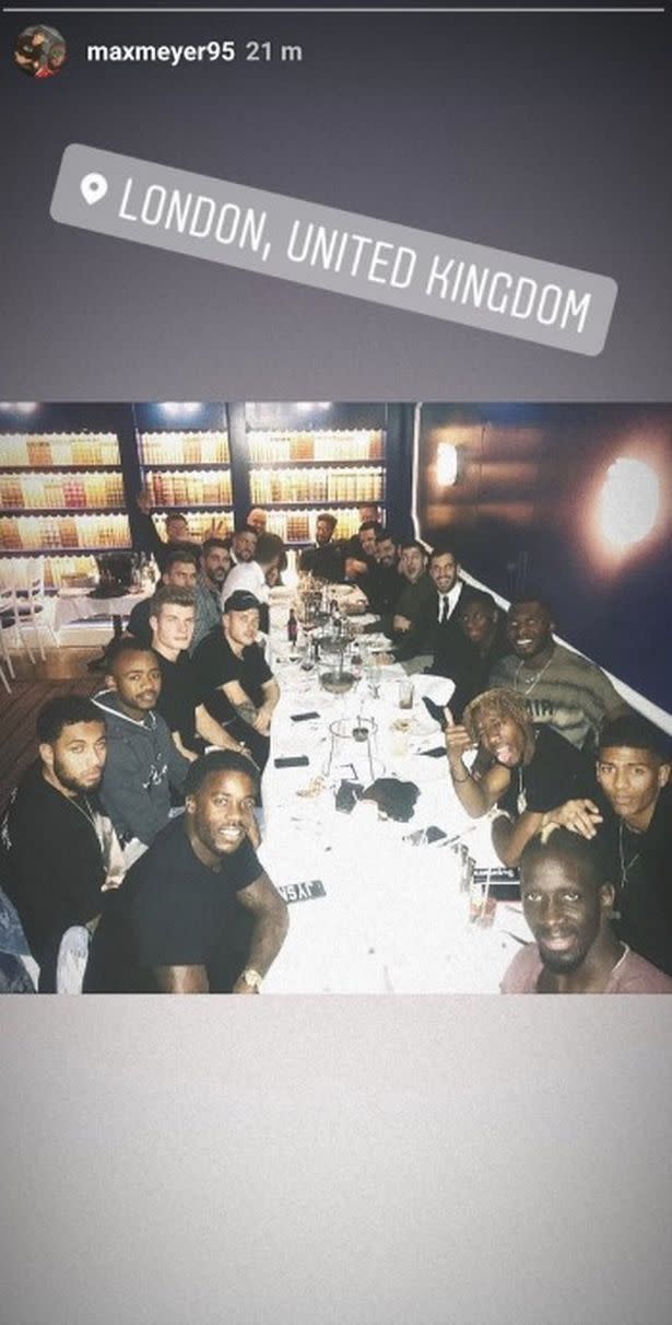 En la imagen que apareció en la cuenta de Max Meyer, se ve a compañeros del Crystal Palace cenando y atrás, el gesto controversial del portero Wayne Hennessey. Foto: Instagram Story @maxmeyer95