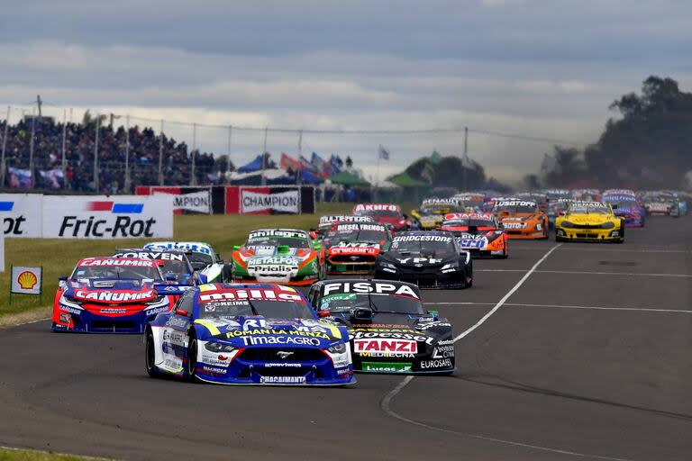 Germán Todino y Julián Santero, pilotos de Ford pero de diferentes generaciones: el Gaucho ganó con Mustang y el mendocino se adueñó de la cima del campeonato con Falcon