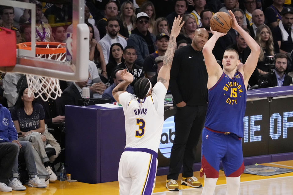 El serbio Nikola Jokic, de los Nuggets de Denver, dispara frente a Anthony Davis, de los Lakers de Los Ángeles, en el tercer partido de la final de la Conferencia Oeste, el sábado 20 de mayo de 2023 (AP Foto/Mark J. Terrill)