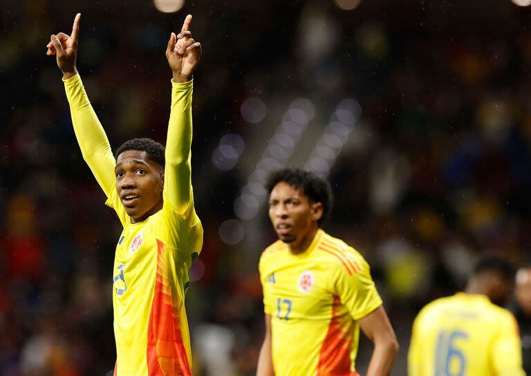 El mediocampista colombiano Yáser Asprilla festeja tras convertir el tercer gol de su equipo, que venció 3-2 a Rumania en el estadio Metropolitano, de Madrid